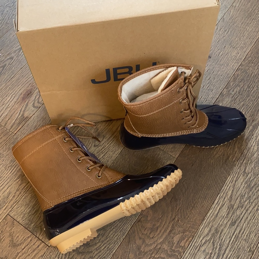 New in box:    - Woman’s casual duck waterproof boots. - Picture 10 of 17